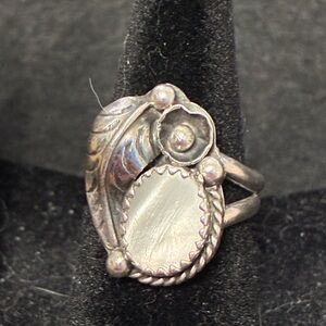 Vtg Navajo Sterling silver ring featuring mother of pearl cabochon size 5
Signed